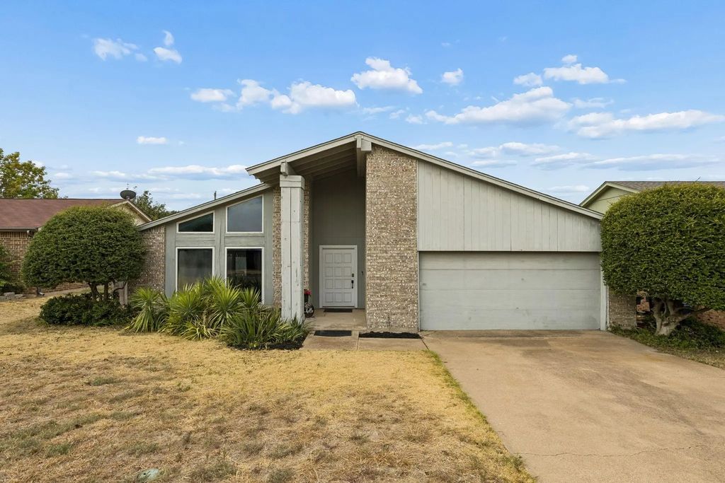 7012 Woodacre Road, Fort Worth