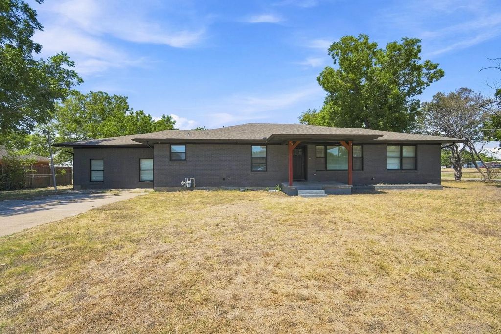 104 Casa Linda Drive, Ennis