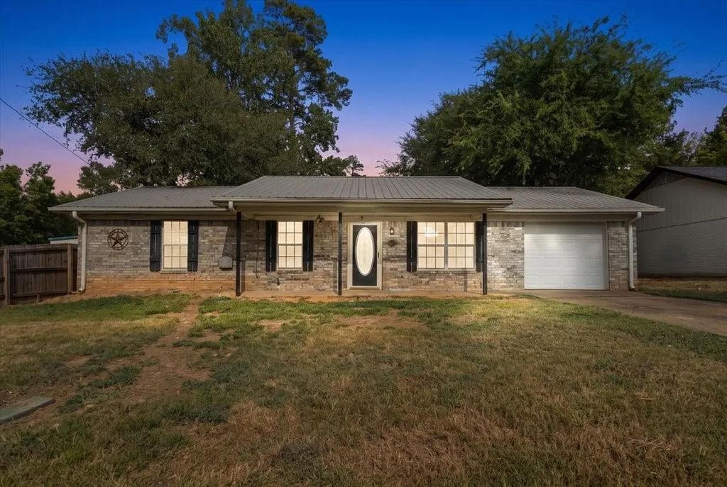 10204 Rolling Pines Drive, Tyler