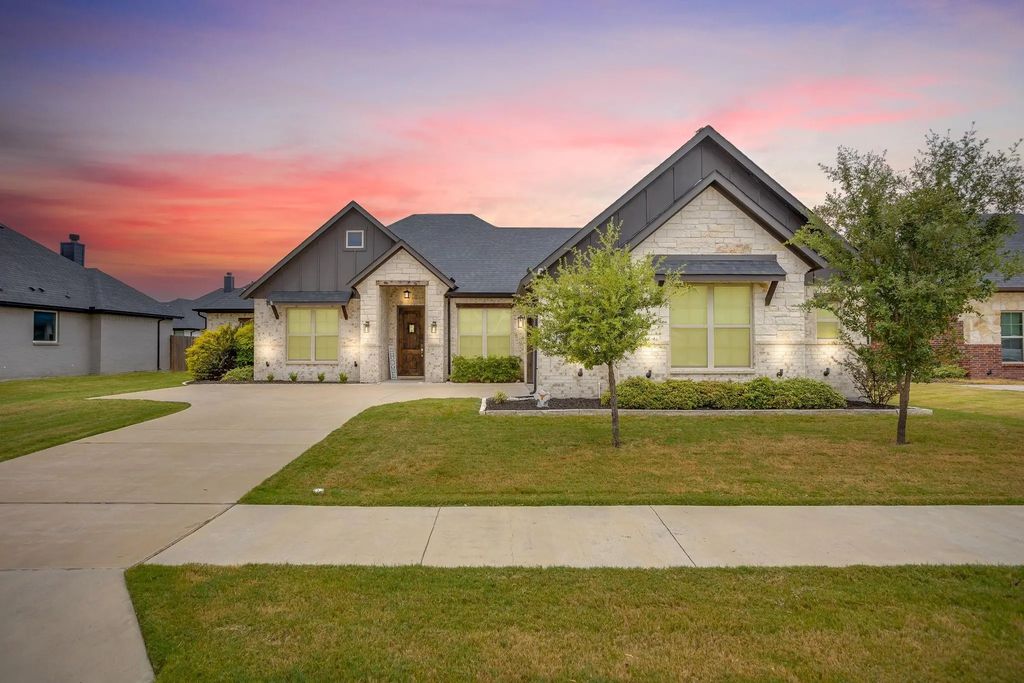 112 Steves Way, Waxahachie