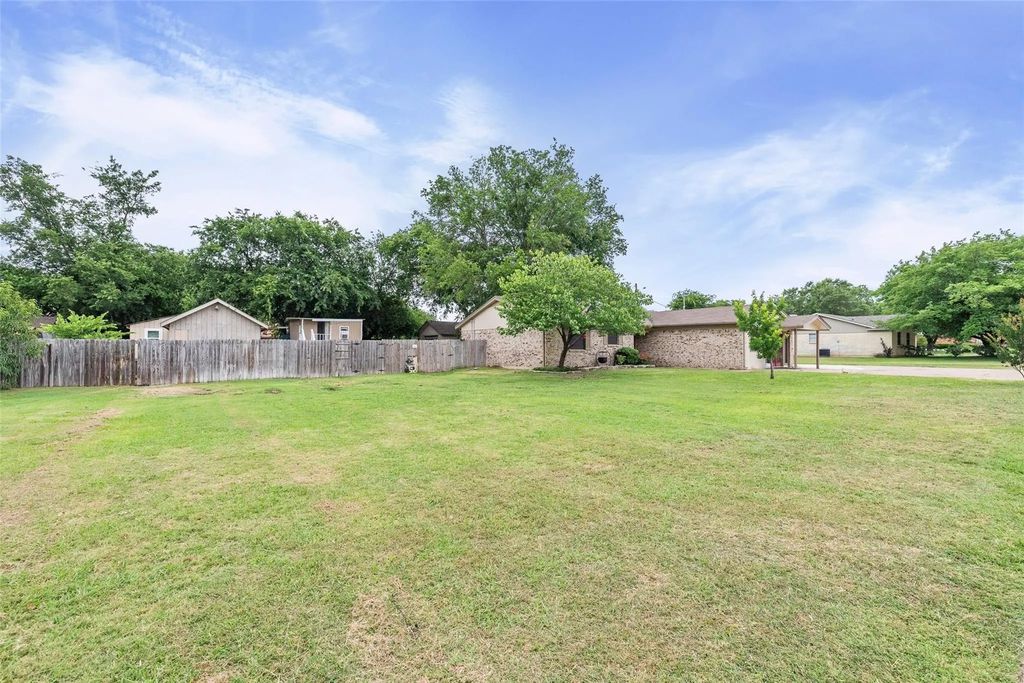 2015 Roberts Drive, Granbury