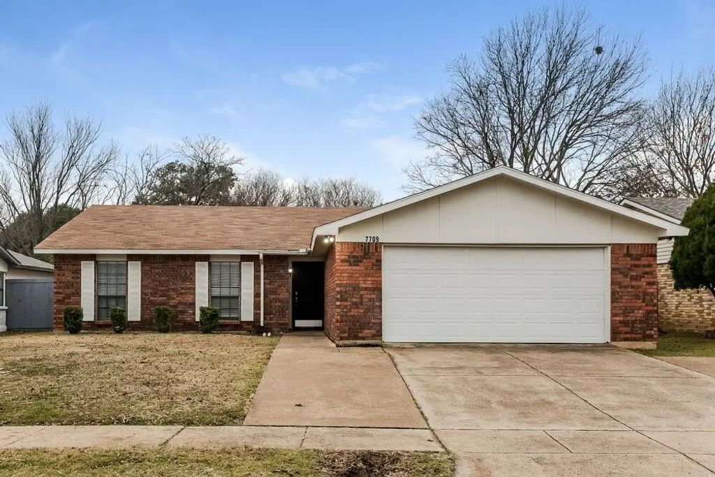 7709 Landmark Ridge Street, Fort Worth