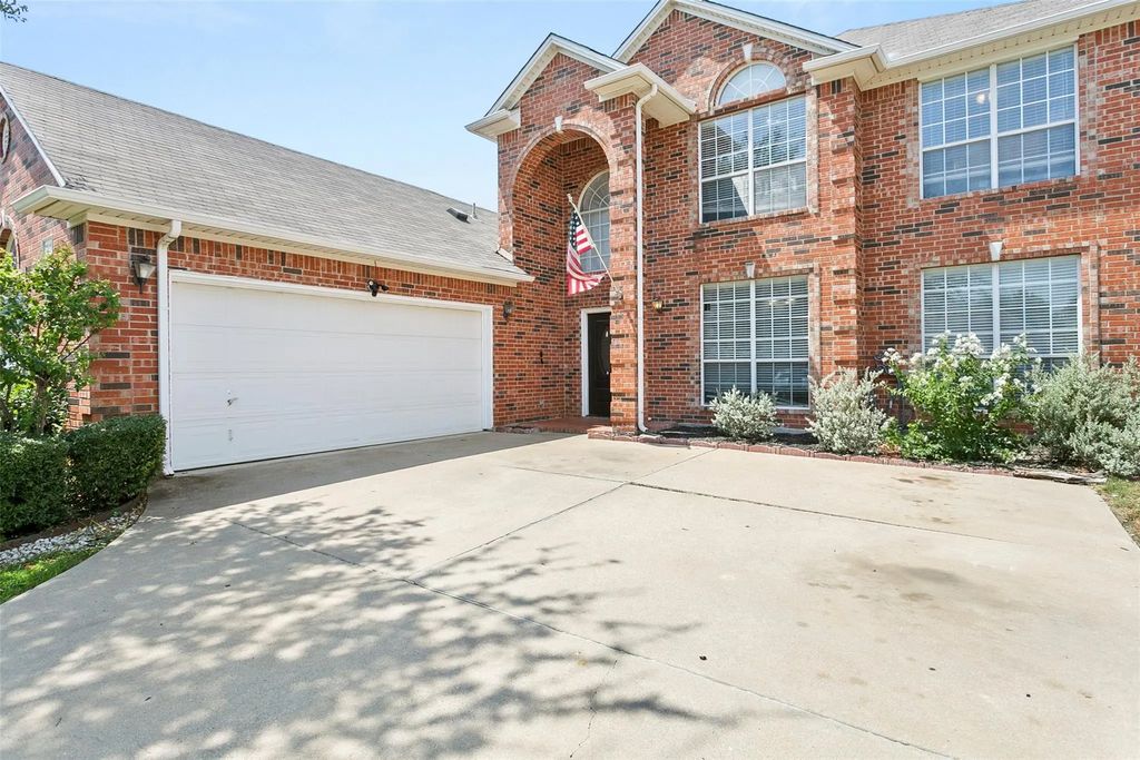 8641 Shadow Trace Drive, Fort Worth
