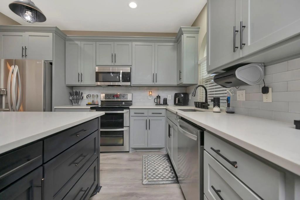 102 Lakeway Lane, Justin