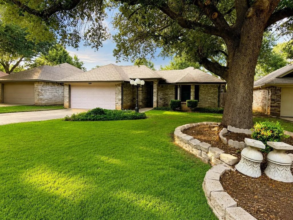 206 Pecan Drive, Westworth Village