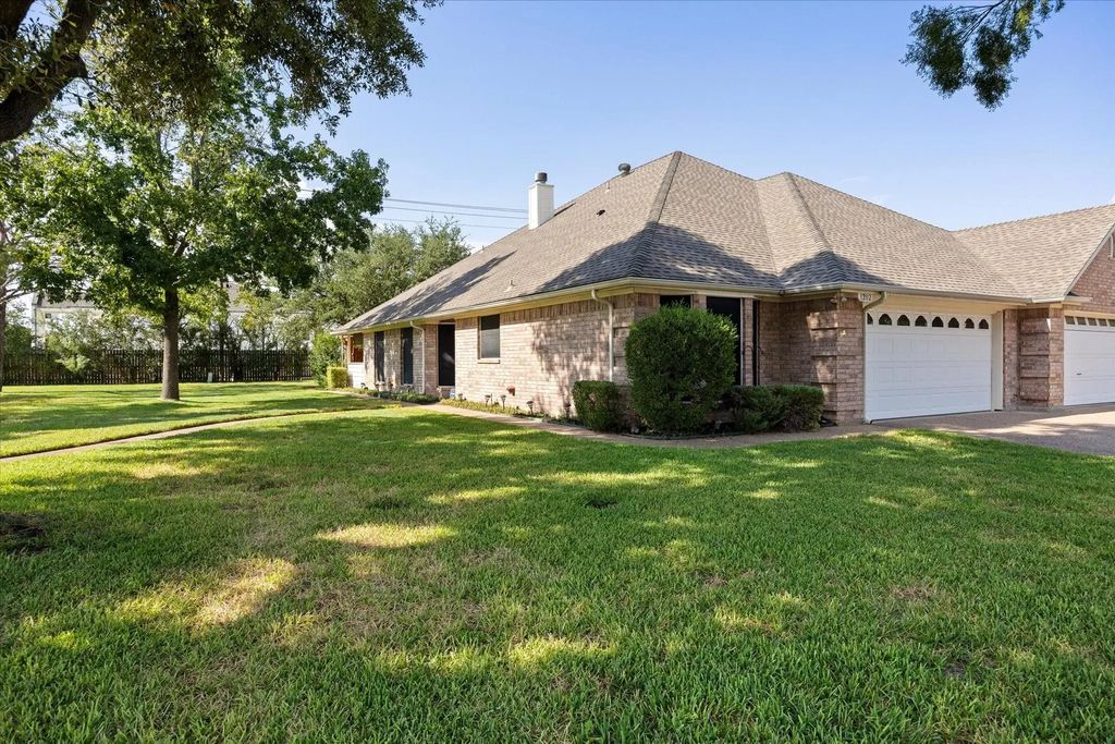 1202 Henard Lane, Granbury