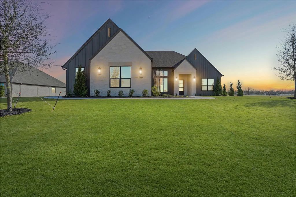 1100 Beginnings Drive, Granbury