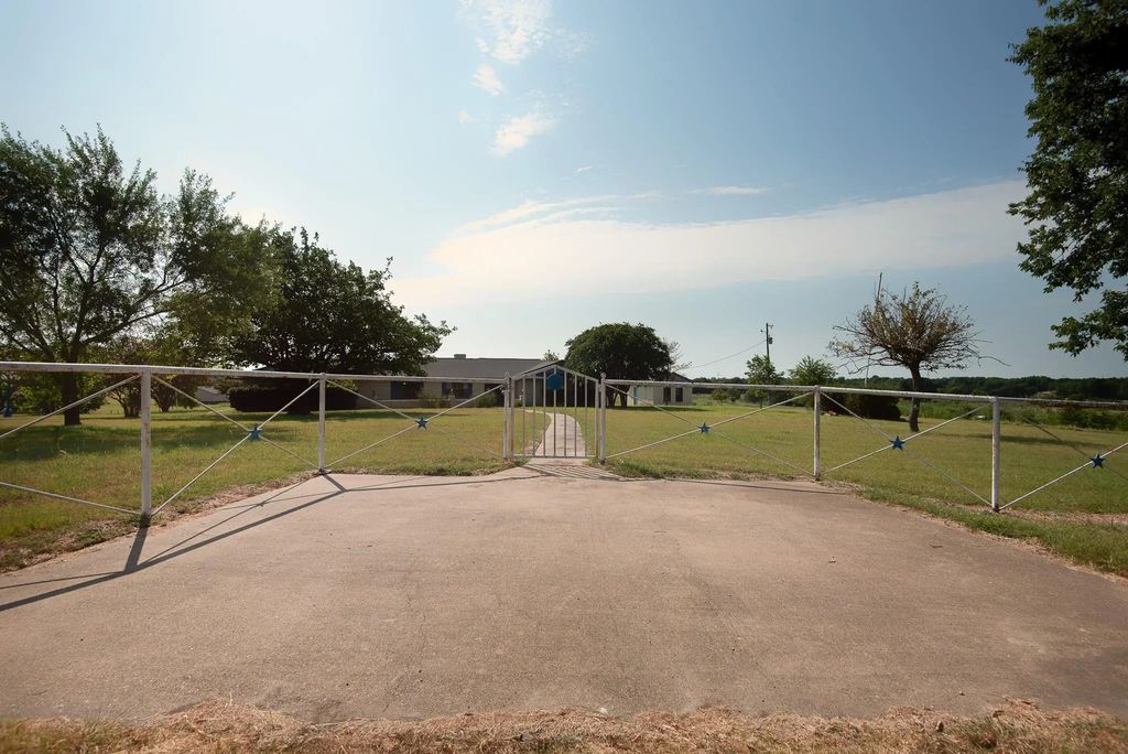 6883 County Road 4098, Kaufman