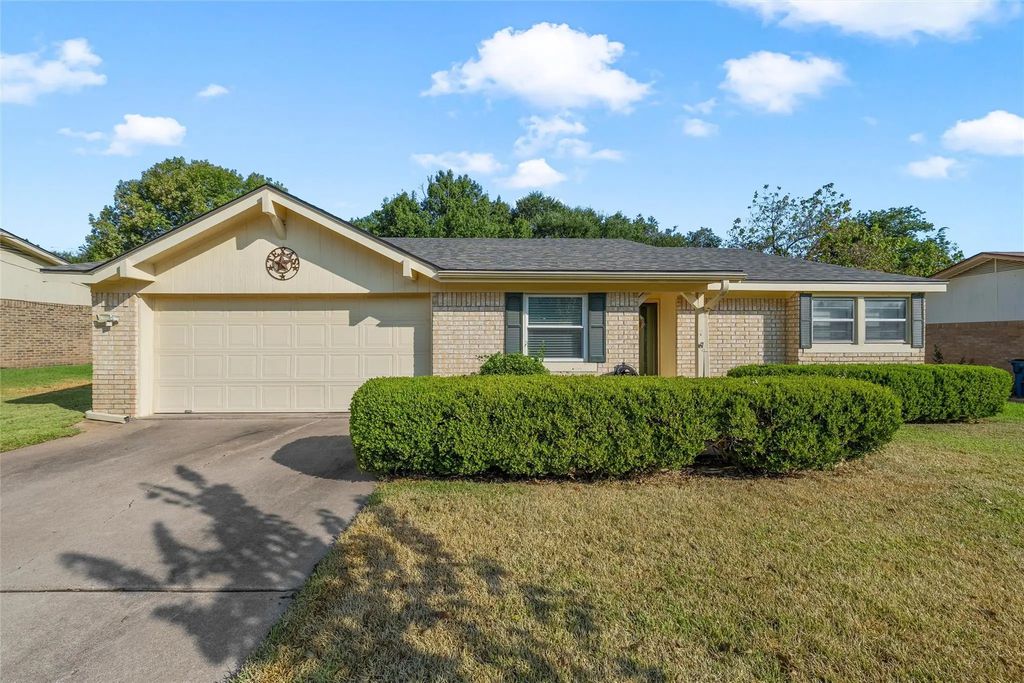 721 Pawnee Trail, Hewitt