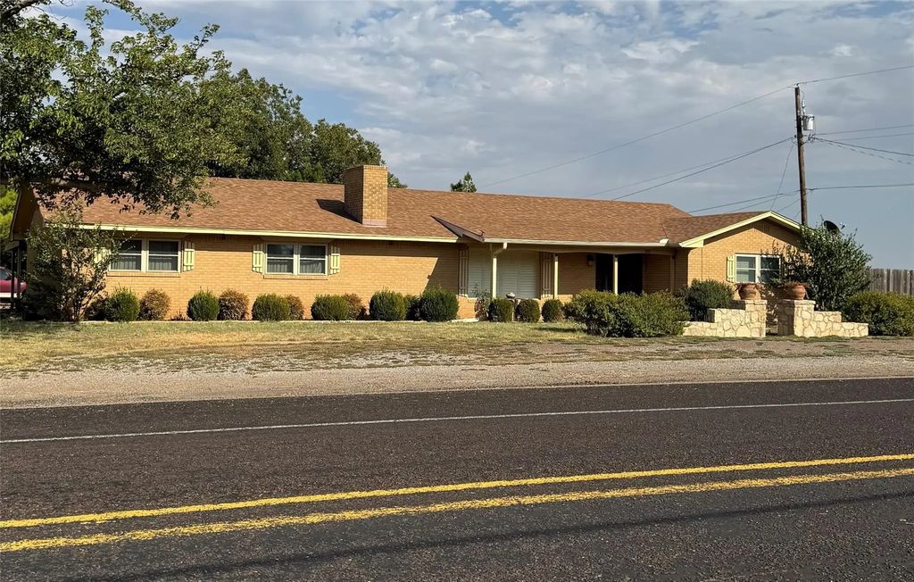 1505 S Main Street, Quanah