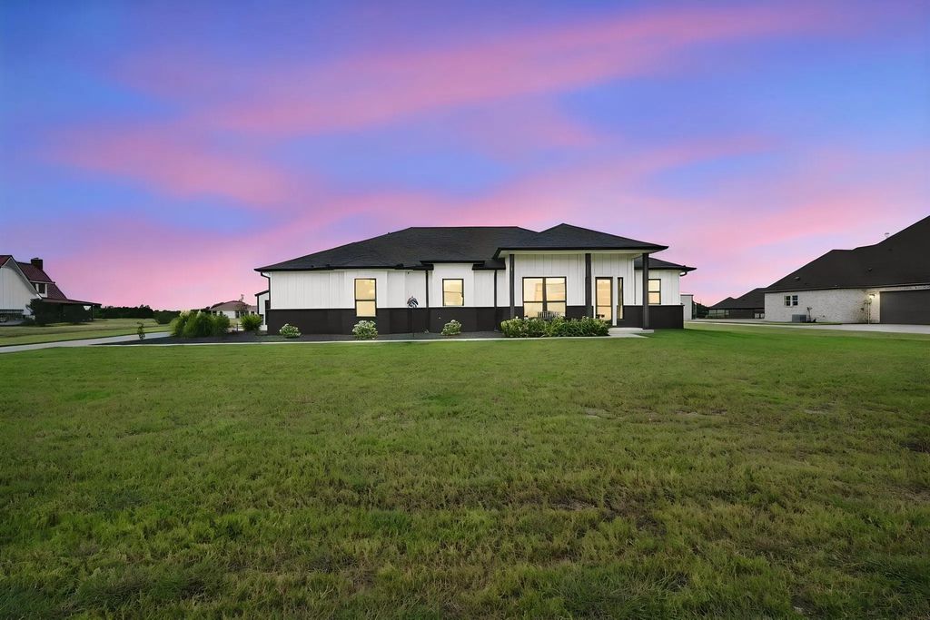 140 Lone Elm Road, Waxahachie