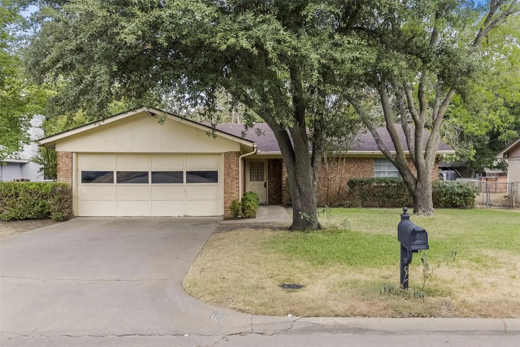 102 Alamo Street, Waxahachie