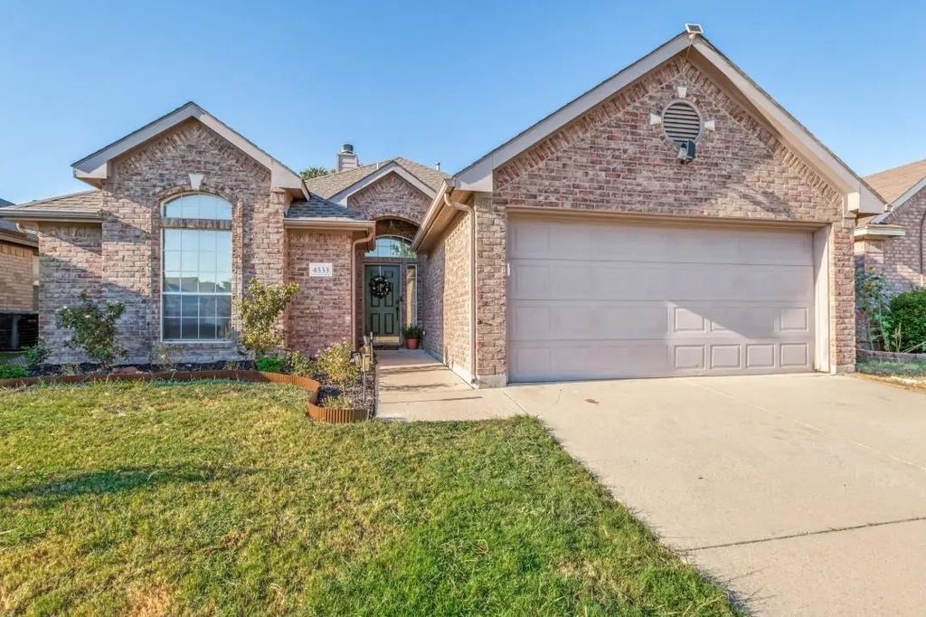 4533 Summerbrook Circle, Fort Worth