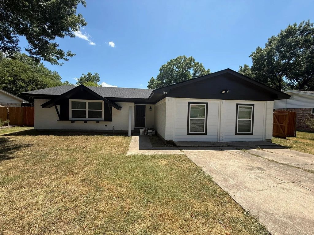 104 Indian Court, Waxahachie