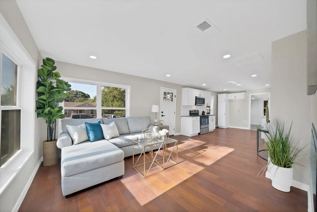 5500 Dartmouth Avenue, River Oaks