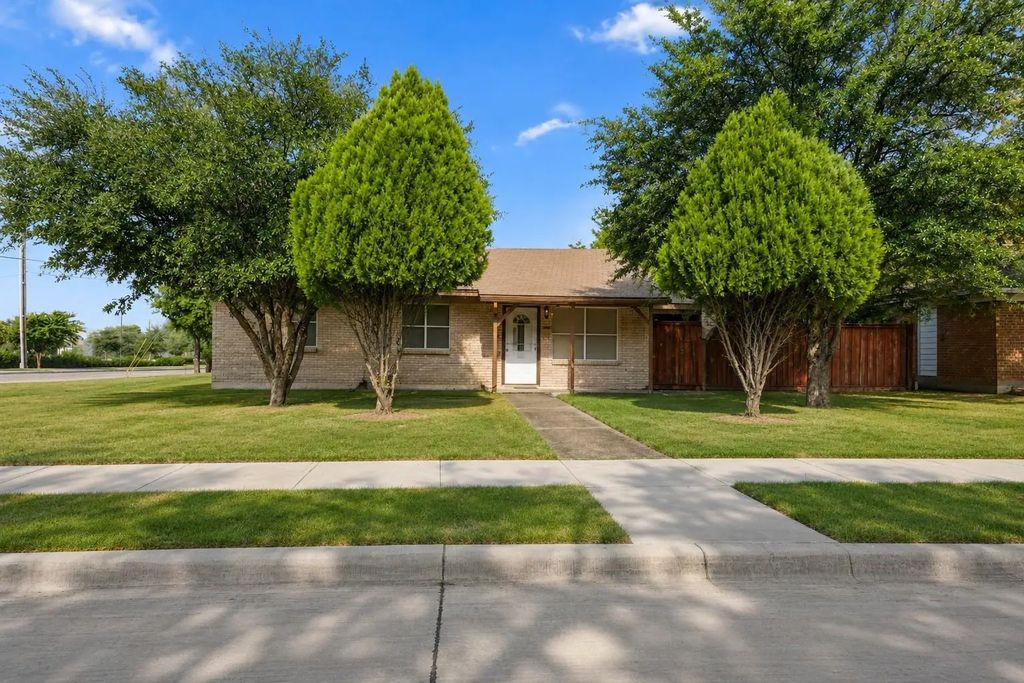 13105 Blossomheath Lane, Dallas