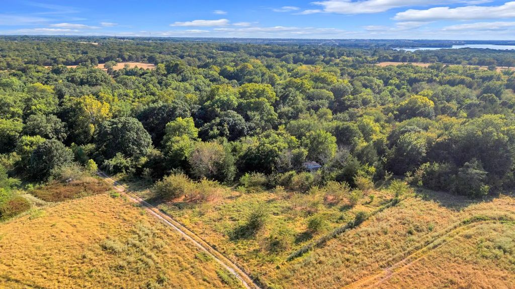 2190 County Road 1215, Savoy