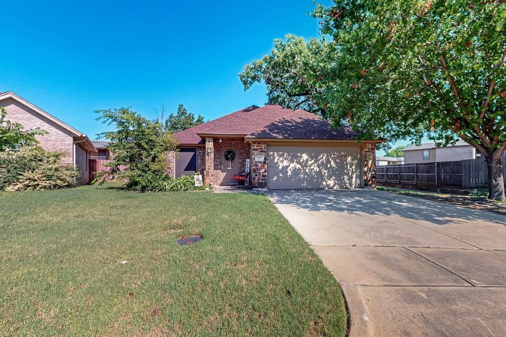 337 Grace Circle, Hurst