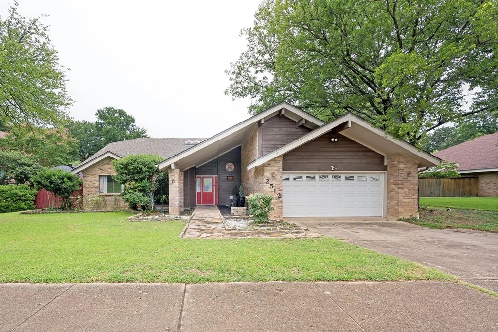 2512 Winding Hollow Lane, Arlington