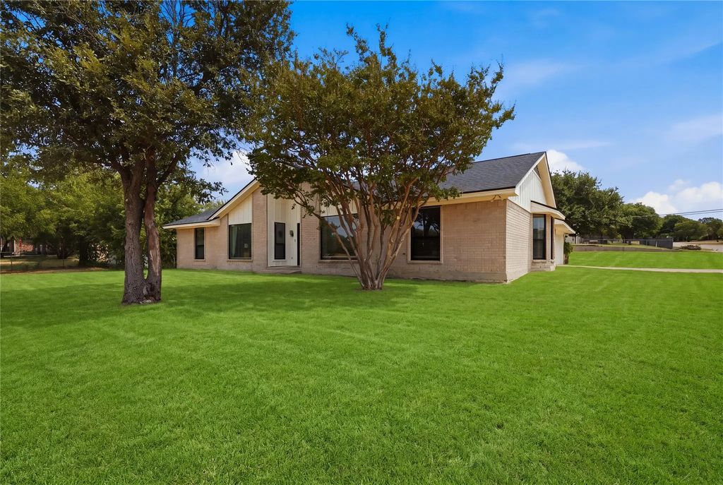 200 Verna Trail N, Fort Worth