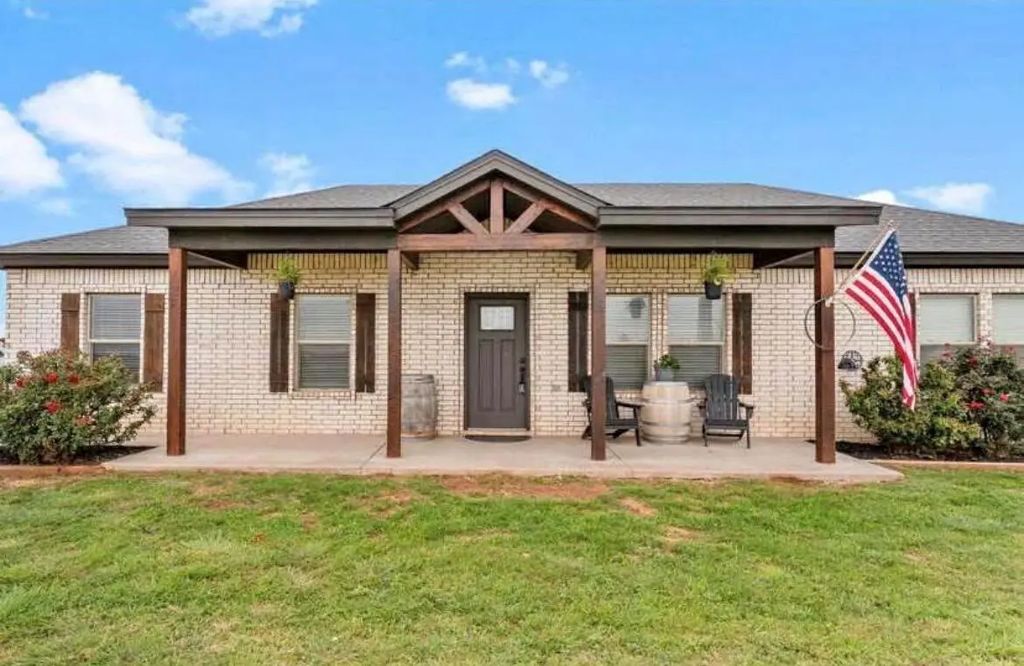 608 County Road 3760 Road, Slaton
