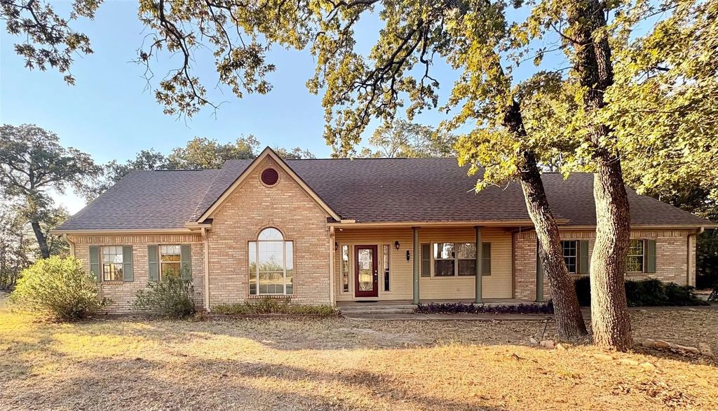 205 Woodside Court, Corsicana