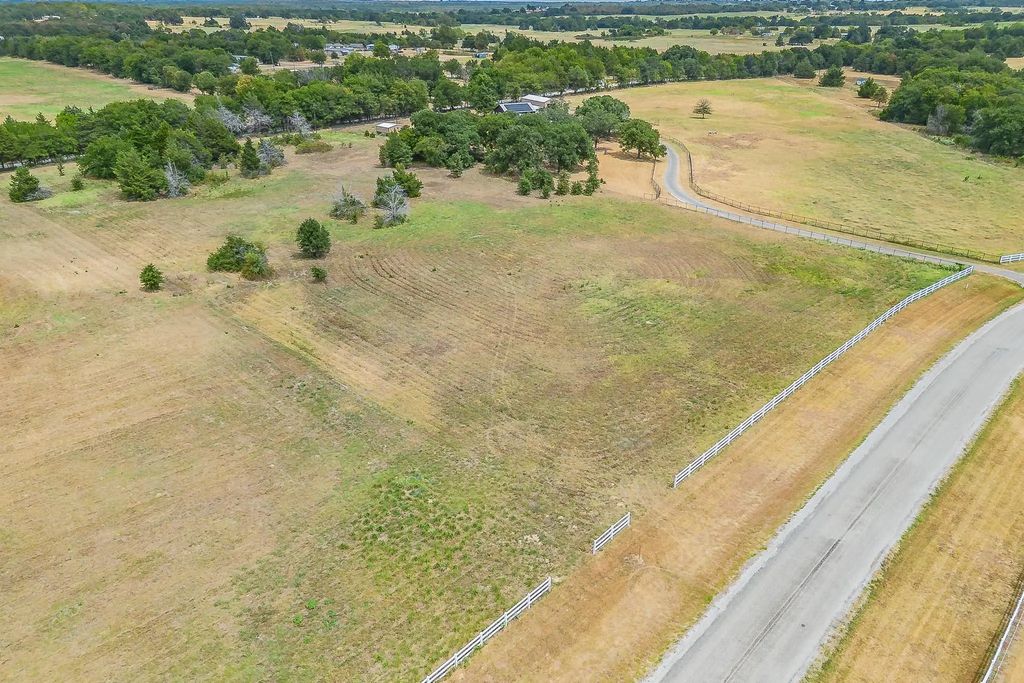 335 County Road 1264, Whitesboro