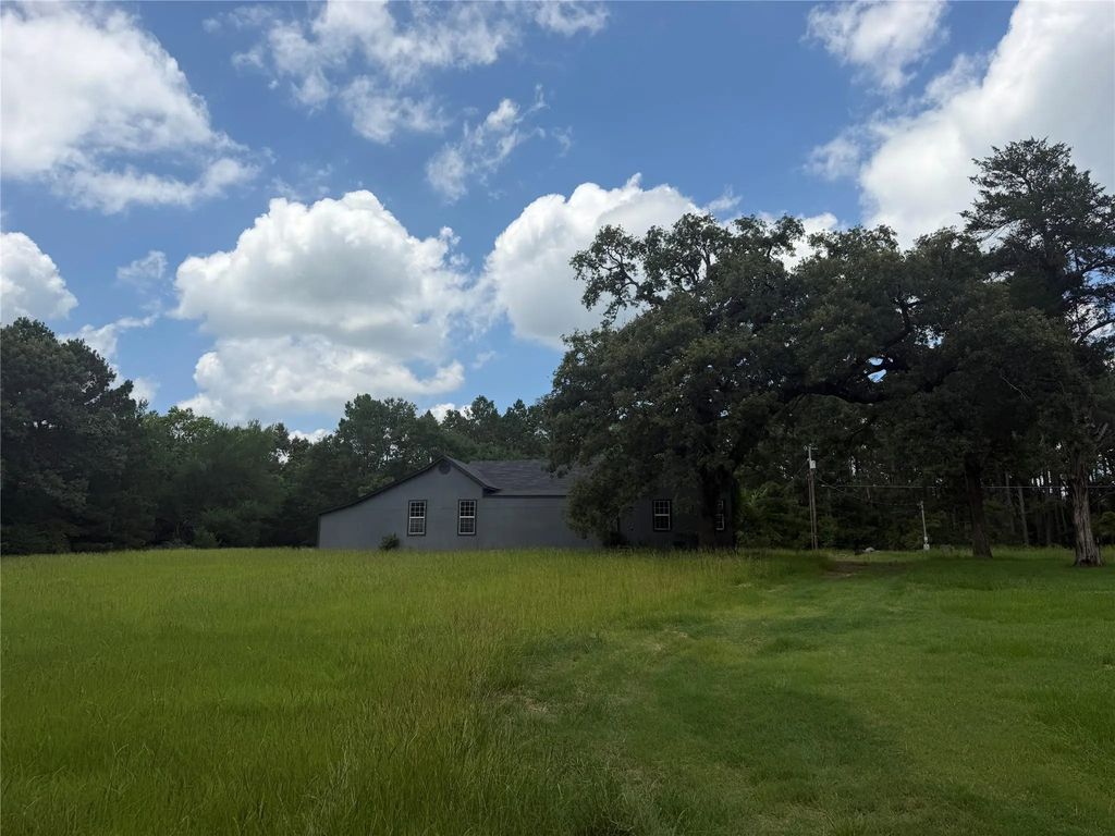 2071 W Point Tap Road, Palestine