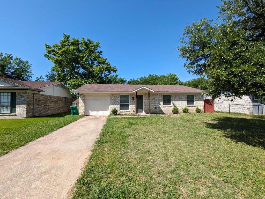 401 Redbud Lane, Wilmer
