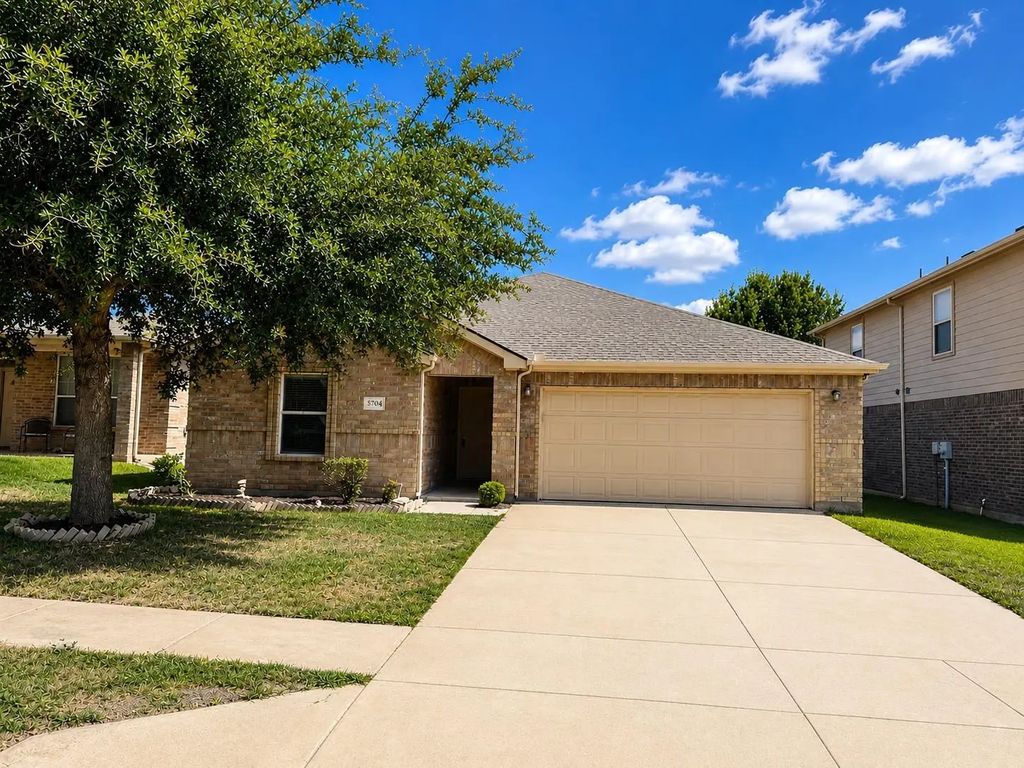 5704 Sapphire Pool Trail, Fort Worth