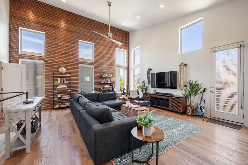 2421 N Garrett Avenue 1, Dallas