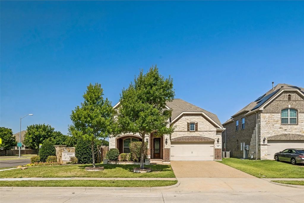 801 Feathering Way, Plano