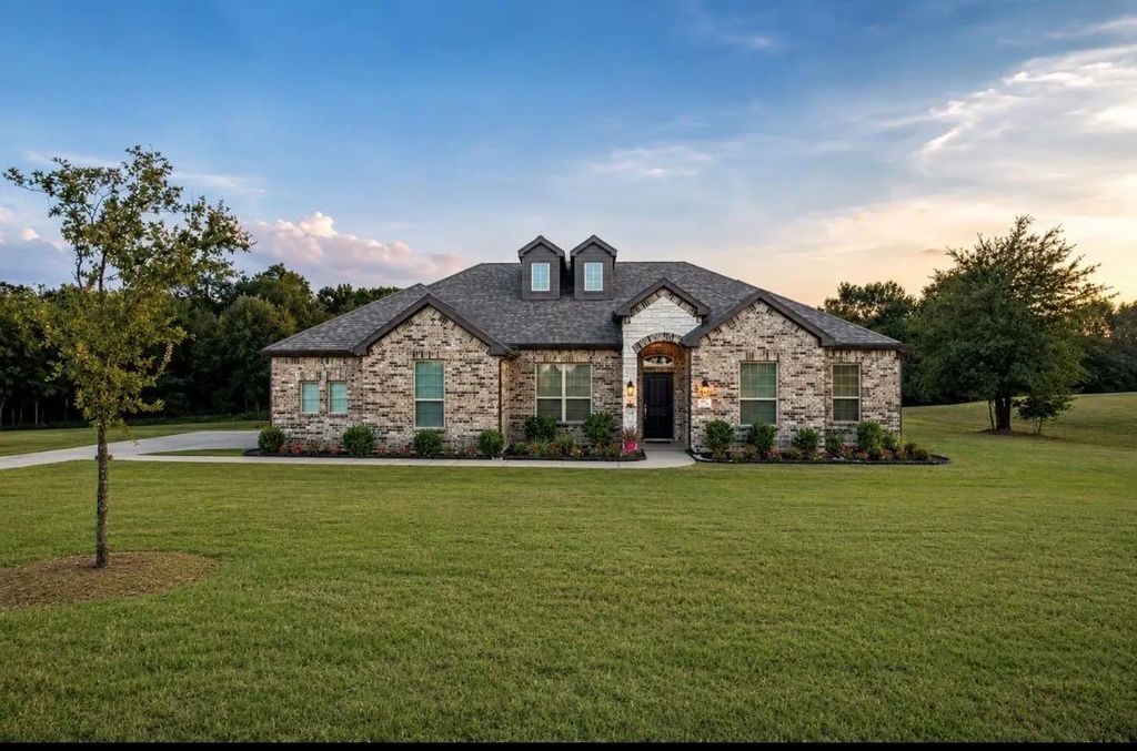 536 Private Road 7017, Edgewood