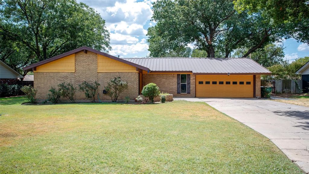 1009 W Edwards, Olney