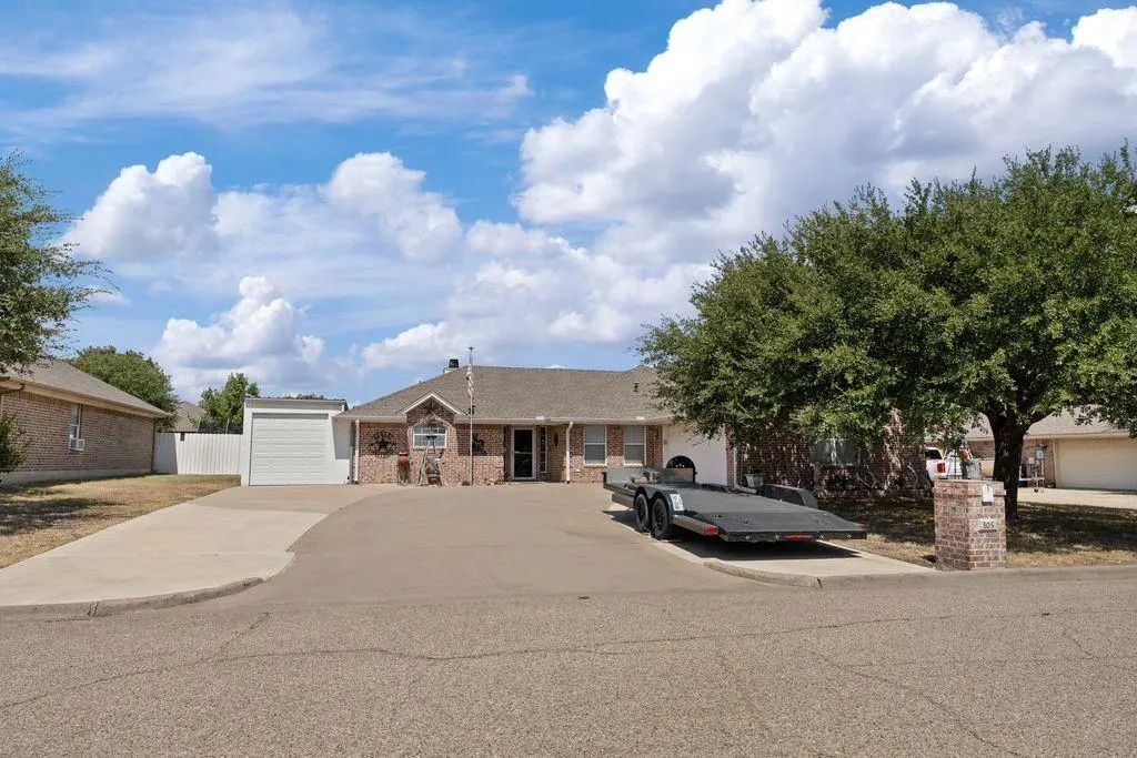 105 Topaz Circle, Hewitt