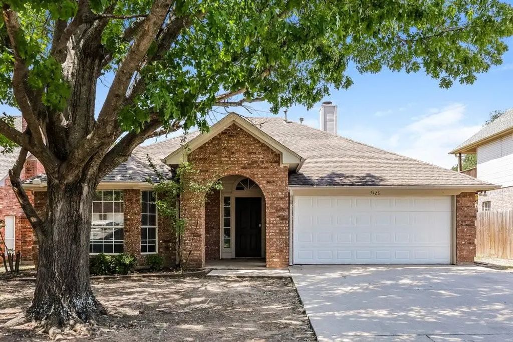 7728 Blossom Drive, Fort Worth