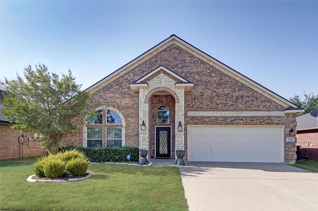 8308 Fall Crest Drive, Fort Worth