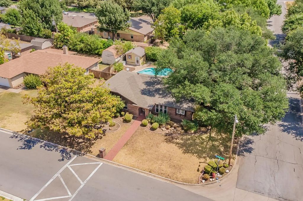 5500 Meadow Oak Street, North Richland Hills