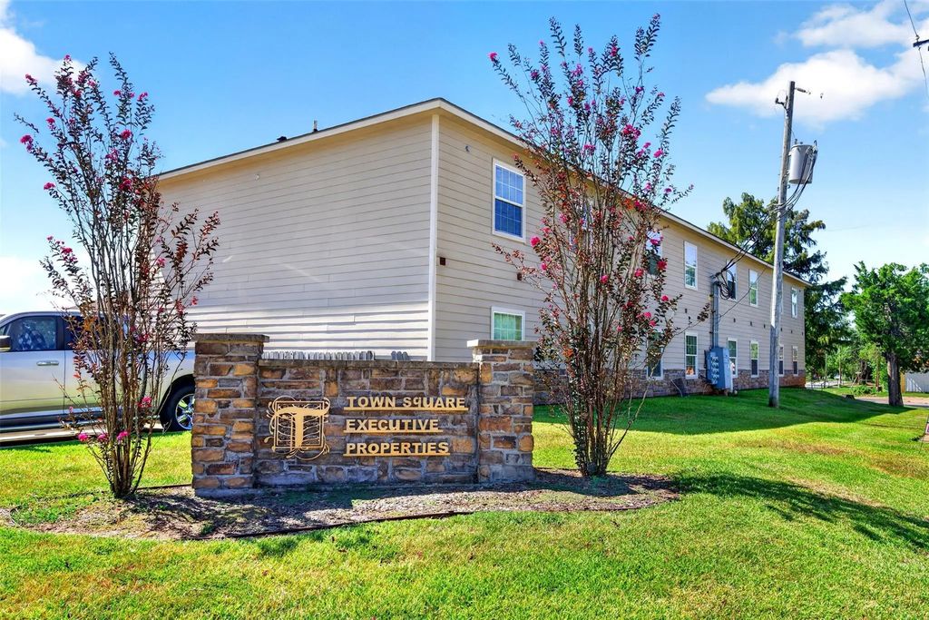 403 Nacogdoches Street, Center