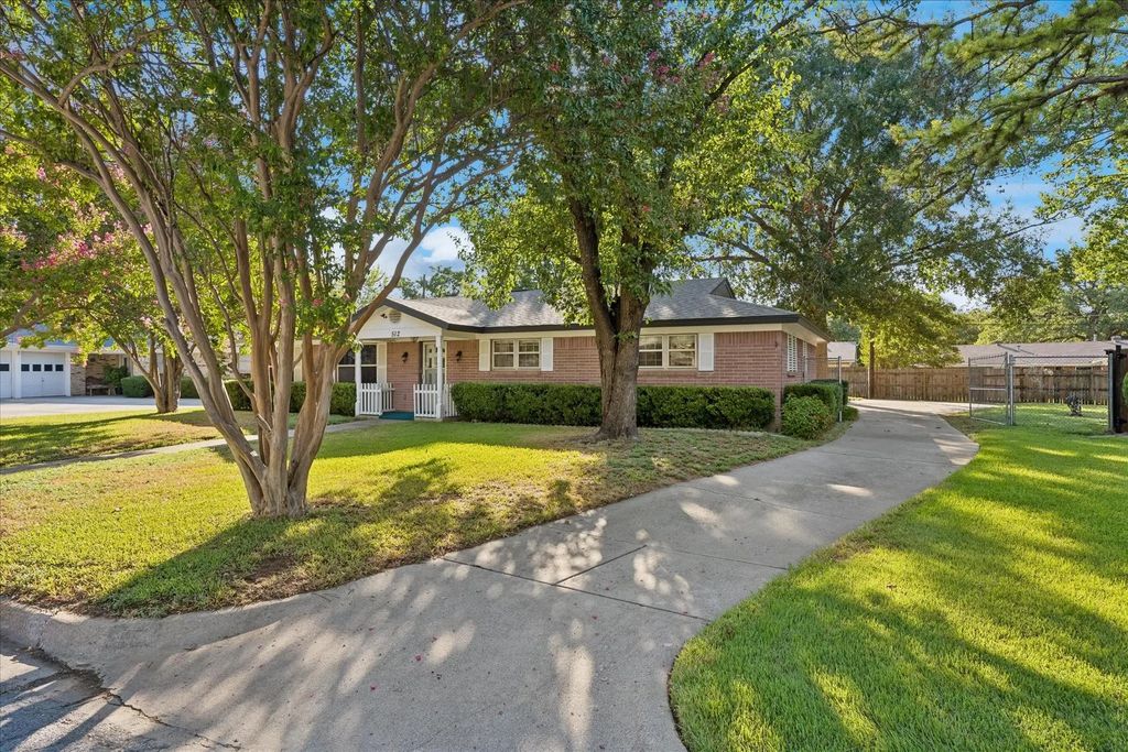 512 Brown Trail Court, Hurst