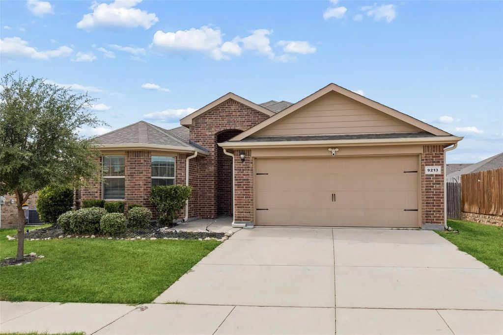 9213 Hill Topper Trail, Fort Worth