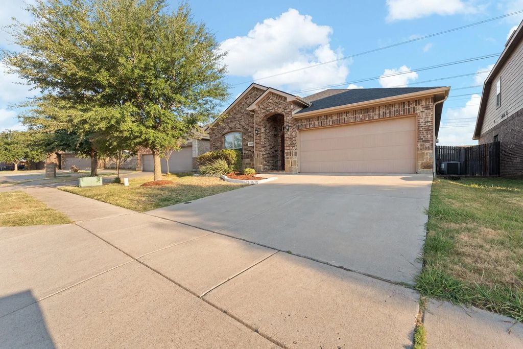 1105 Sierra Blanca Drive, Fort Worth
