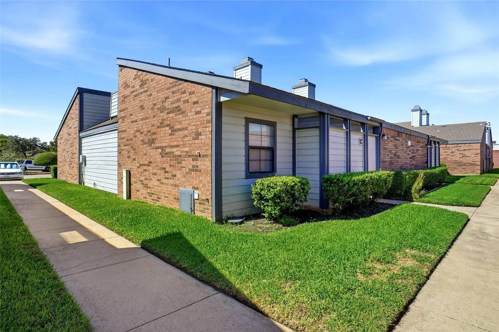 636 Bellaire Drive C, Hurst