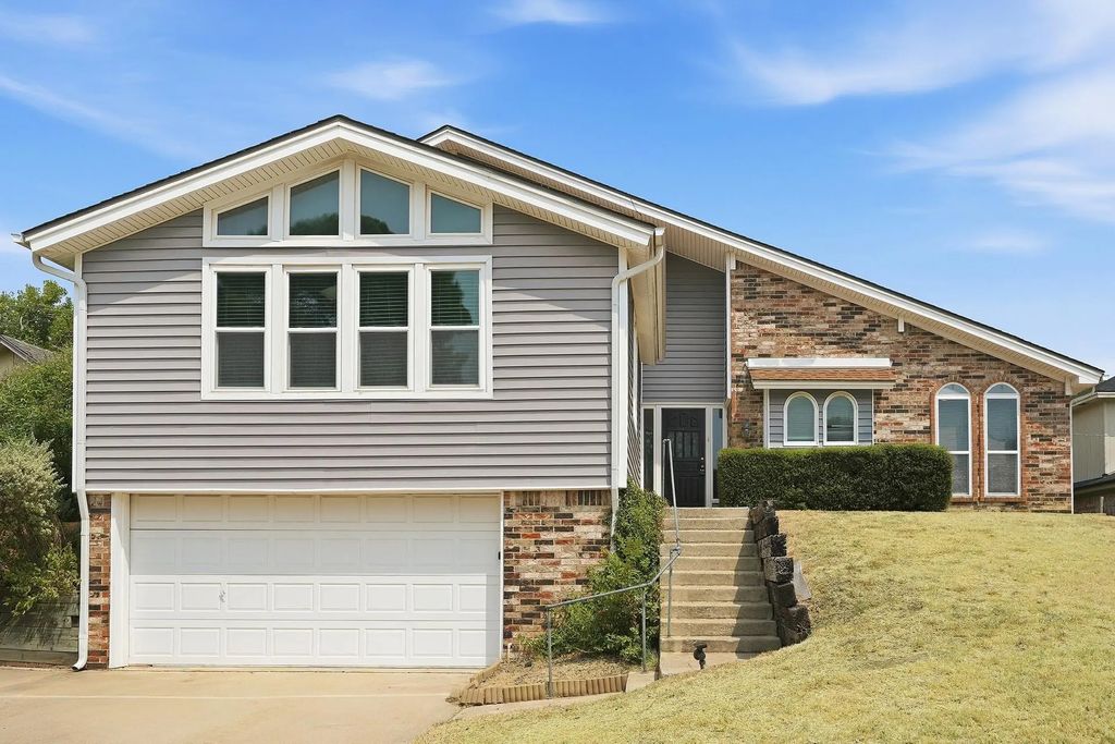 408 Cavender Court, Hurst