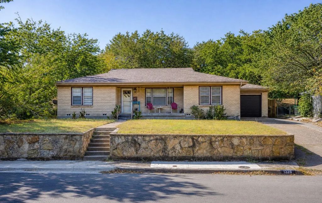 1325 W Water Street, Weatherford