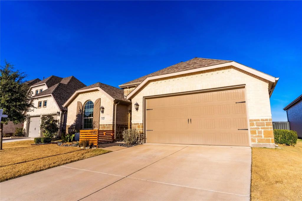 1123 Bantham, Forney