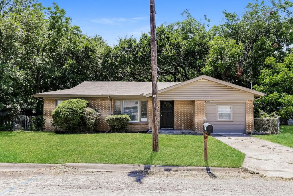 607 Dixon Street, Cleburne