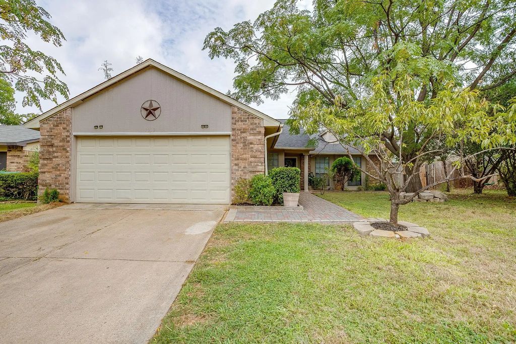 7913 Bermejo Road, Fort Worth