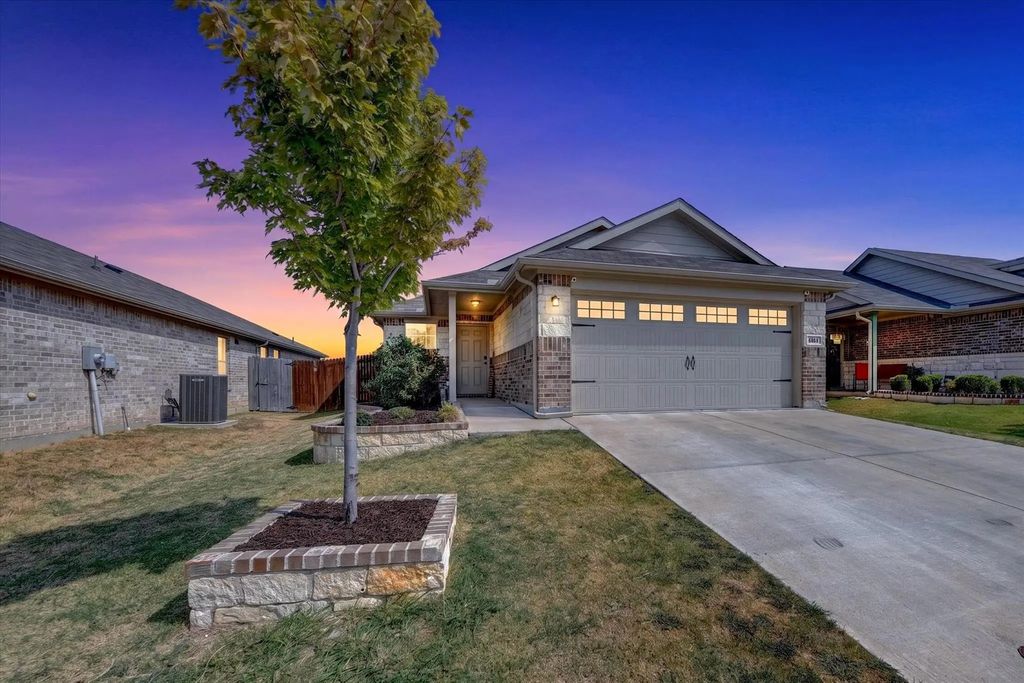 6816 Turtle Stream Drive, Fort Worth