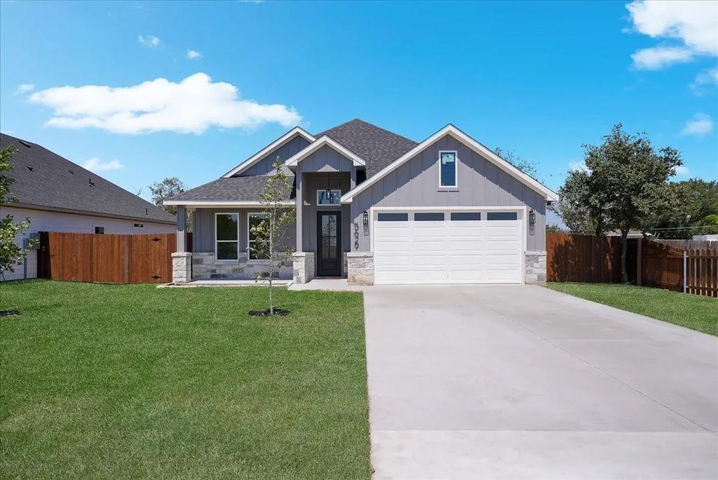 5629 Oak Grove Road N, Fort Worth